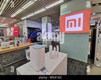 --FILE--Vista di un negozio di Xiaomi nella città di Wuhan, Cina centrale della provincia di Hubei, 11 gennaio 2019. Smartphone cinese maker Xiaomi sta cercando di expa Foto Stock