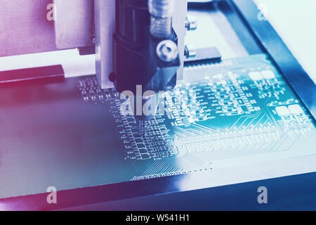 Automatizzate il processo di produzione per le schede madri o microchip per circuiti elettronici o computer. Foto Stock