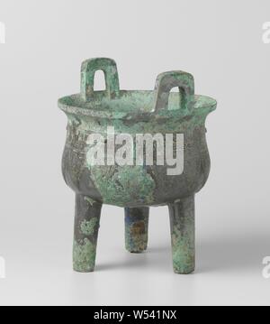 Ding (il treppiede), rituale contenitore per alimenti. Banda ampia con animali mitici con becco simile a bacino e grandi occhi sporgenti al di sotto di ornamenti triangolare., anonimo, Cina, c. -1700 - c. -800, bronzo (metallo), h 23.0 cm × W 18,8 cm × d 18,0 cm Foto Stock
