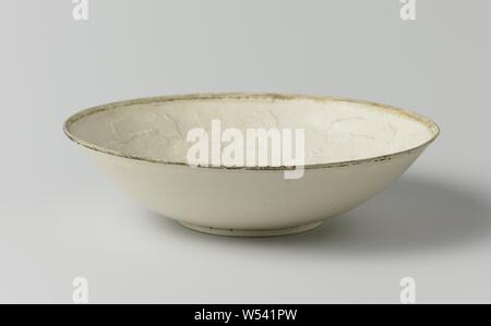 Tazza di tè ciotola con cartigli floreali in rilievo, basso recipiente di ceramica, coperto con una carta traslucida, leggermente smalto grigio. La parte anteriore con una decorazione pressato di vitigni floreali (peonia), un nastro con una configurazione a meandro sul bordo interno. Il confine è non smaltate. Cosa., anonimo, Cina, c. 960 - c. 1127, Song Dynasty (960-1279), porcellana (materiale), smalto, vetrificazione, h 5.2 cm d 19,5 cm Foto Stock