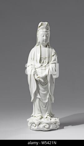 Guanyin, la figura di una levatura Guanyin, scultura di porcellana sulla base, coperto con un velo di smalto trasparente. Standing Guanyin ha le mani giunte di fronte a lei e si erge su una nuvola, incorpora una seduta Buddha Amitabha nella sua acconciatura, circondato da fiori di loto. Marcato sul retro con il quadrato marchio del fabbricante di Egli Chaozong. Alcune crepe di cottura. Blanc De Chine, Guan Yin, egli Chaozong (eventualmente), Cina, c. 1675 - c. 1699, Qing-dinastia (1644-1912) / Kangxi-periodo (1662-1722), porcellana (materiale), smalto, vetrificazione, h 51 cm l 15 cm × W 12,5 cm Foto Stock