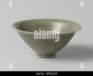 Ciotola con cartigli floreali, Ciotola di gres, coperto con un verde scuro smalto. L'interno con una decorazione pressato di fiori di vitigni, l'esterno con linee incise. Una crepa nel bordo. (Celadon Yaozhou)., anonimo, Cina, c. 1100 - c. 1279, Song Dynasty (960-1279), gres, smalto, vetrificazione, h 5,1 cm d 11.1 cm d 3.2 cm Foto Stock