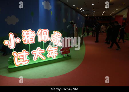 La gente visita il maiale Ppeppa-tema pop-up store per preriscaldare il prossimo film 'Peppa Festeggia il Nuovo Anno Cinese' in Cina a Shanghai, 22 gennaio 2019. Foto Stock