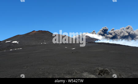 Eruzione del vulcano Etna in Sicilia, fumo e cenere Foto Stock