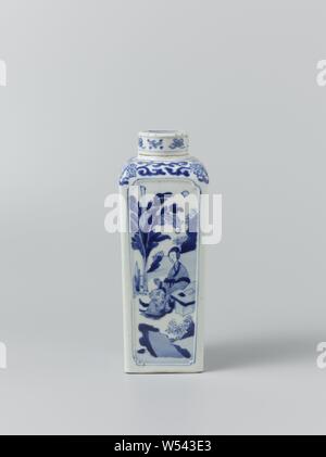 Vaso quadrato con donne cinesi in un paesaggio o giardino, Square vaso di porcellana dipinta in underglaze blu. Su ciascun lato di un leggermente infossati cartiglio con angoli spremuto con una signora cinese in esso (lungo la linea): una signora con una ventola in mano seduto da una roccia nella parte anteriore di un padiglione in un giardino recintato con un salice piangente, una signora in piedi da una roccia con una ventola in mano accanto ad un pino, una signora seduta al tavolo accanto a piante di banana, una signora con un ramoscello in mano vicino ad un albero in un giardino recintato. Lotus vigneti sulla spalla. Il coperchio con oggetti di valore (Diamond, clacson, pietra musicale) Foto Stock