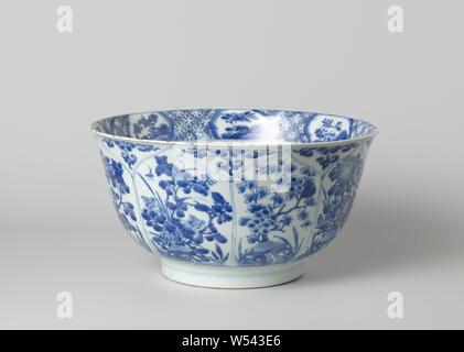 La coppa con petali di loto-pannelli sagomati con fiore spray, rocce e insetti, Vaso di porcellana dipinta in underglaze blu. Sul muro di otto lotus a forma di foglie, di scatole con piante fiorite in, anonimo, Cina, c. 1680 - c. 1720, Qing-dinastia (1644-1912) / Kangxi-periodo (1662-1722), porcellana (materiale), smalto, cobalto (minerali), di vetrificazione, h 15.8 cm d 30.4 cm d 15 cm Foto Stock