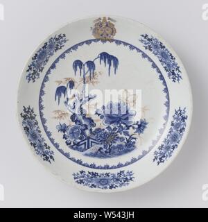 Piattino-piatto con piante in fiore nei pressi di un recinto e uno stemma, piatto porcellana dipinta in underglaze blu e sullo smalto rosso e oro. Sul ripiano di un albero di pino, bambù e piante fiorite (peonia, aster, crisantemo) da una recinzione e una farfalla, punta di diamante bordo attorno ad esso, sulla parete di un misterioso stemma di famiglia con una torre, Fleur de Lis e due banner, ulteriori cinque gruppi di fiori di vitigni, sul retro tre rami di bambù. Arma in porcellana blu e bianco con colori a smalto., anonimo, Cina, c. 1740 - c. 1760, Qing-dinastia (1644-1912) / Qianlong-periodo (1736-1795), porcellana Foto Stock