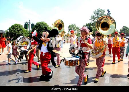 --FILE--animatore vestito in un topolino costume esegue durante la sfilata di un corteo in Shanghai Disneyland a Shanghai la Disney Resort a Shanghai Foto Stock