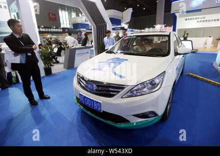 --FILE--Vista di una cella a combustibile idrogeno auto sul display al diciottesimo China International fiera industriale a Shanghai in Cina, 1 novembre 2016. Reinventare la F Foto Stock