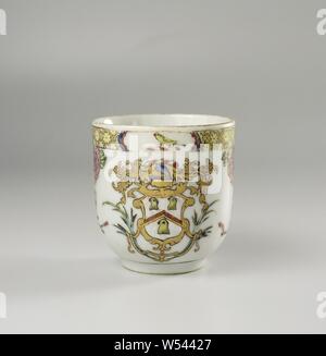 Bicchiere con manico con stemma e peonia spray, porcellana COPPA PER ORECCHIO CON c a forma di orecchio, dipinta su smalto di colore blu, rosso, rosa, verde, giallo, nero e oro. Sul ripiano di una famiglia non identificato cresta con tre teste di uccello su uno sfondo bianco con un rosso / golden twill. L'arma è circondato da vitigni foglie e rami di palma. Peonia rami su entrambi i lati dell'arma. Sul bordo esterno di una band con igienico lavoro interrotto da cartouches con un ramo di fiori, sopra l'arma un cartiglio con il casco mark, un uccello. Arma porcellana con colori a smalto., anonimo, Cina, c. 1725 - C Foto Stock