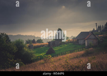 Estate paesaggio montano sulla campagna Foto Stock