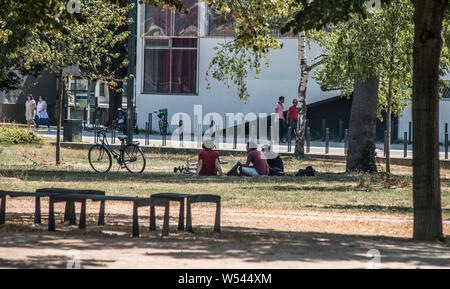 (190726) -- Parigi, luglio 26, 2019 (Xinhua) -- la gente cool stessi sotto l'albero a Strasburgo, al nord-est della Francia, 25 luglio 2019. Giovedì è il giorno più caldo della intensa ondata di caldo episodio in Francia nelle regioni del nord. In precedenza, Meteo France previde che nella parte più calda del giorno, le temperature sotto ricovero sarà tra 40 e 42 gradi Celsius, molto occasionalmente 43 gradi in alcuni quartieri della capitale. (Foto di Martin Lelievre/Xinhua) Foto Stock