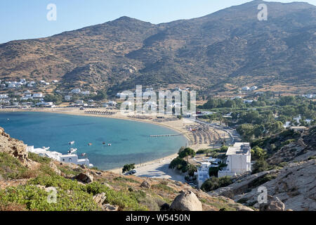 Vista dalla collina su un pulito vuoto spiaggia greca in Ios, Grecia Foto Stock