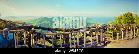 Un paesaggio fantastico tropical beach Phuket dal punto di vista a Big Buddha, Phuket - uno dei più popolari attrazioni turistiche in Thailandia, Asia Foto Stock