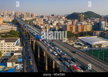 Un gran numero di veicoli si muovono lentamente durante un inceppamento di traffico durante il Festival di Primavera di viaggio rush, noto anche come "Chunyun', su una autostrada in Dongguan Foto Stock