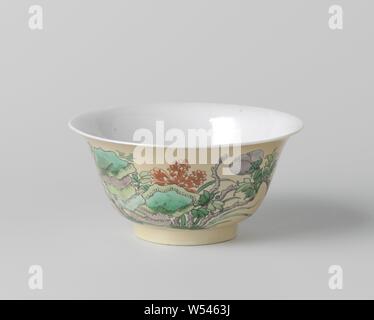 A campana con ciotola underglaze marrone chiaro con rocce e fiore a forma di campana vaso di porcellana dipinta in underglaze blu e sullo smalto rosso e verde, melanzana, in bianco e nero con rocce e fiori contro uno sfondo di cafe au lait. L'esterno del recipiente con rocce e magnolie in fiore e peonie, all'interno del recipiente è con un unico peonia. Sul lato inferiore, i sei caratteri del marchio di Imperatore Chenghua in un doppio cerchio in underglaze blu. Famille verte con un monocromatico smalto marrone, Jean Theodore Royer, anonimo, Cina, c. 1700 - c. 1724, Qing-dinastia (1644-1912) / Kangxi Foto Stock