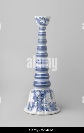 Candelabro con una forma conica dello stelo della lampadina e il candelabro e la base con un paesaggio di acqua a forma di campana base con una parete nervata di un candelabro in porcellana dipinta in underglaze blu. La base è dipinta con un continuo paesaggio fluviale con padiglioni, alberi, rocce e barche sull'acqua. Nella parte superiore del piede un approfondito sul cerchio nella quale la parte superiore del candelabro è posto. Blu e bianco, Jean Theodore Royer, anonimo, Giappone, c. 1775 - c. 1799, Edo-periodo (1600-1868), porcellana (materiale), smalto, cobalto (minerali), di vetrificazione, h 11.6 cm × d 17,6 cm Foto Stock