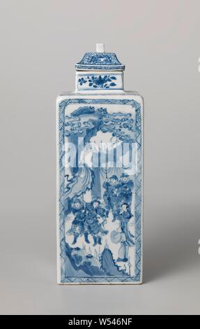 Bottiglia Quadra narrativa con scene di guerrieri in un paesaggio, Quadrato bottiglia di porcellana dipinta in underglaze blu. Cartouches allungato sulle pareti con angoli schiacciata in alto con diverse scene di battaglia: guerrieri in un paesaggio che combatte contro un cavallo o guerrieri in piedi su una terrazza di fronte a un tavolo dietro il quale i magistrati sono seduti. Una band con ombreggiatura intorno al cartouches. Sulla spalla una band con una croce uncinata modello e sul collo di una pianta flowering quattro volte. Contrassegnato sul fondo con foglie di artemisia. Blauw-Wit, Jean Theodore Royer, anonimo, Cina, c. 1675 - c. 1699 Foto Stock