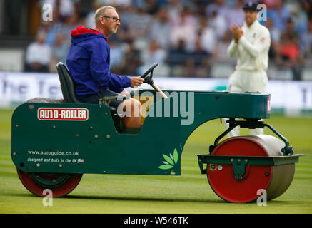 Londra, Regno Unito. 26 Luglio, 2019. Londra, Inghilterra. 26 LUGLIO: Rullo durante il test internazionali serie di Match Day 3 tra Inghilterra e Irlanda al Lord's Cricket Ground sulla luglio 26, 2019 a Londra, Inghilterra. Credit: Azione Foto Sport/Alamy Live News Foto Stock