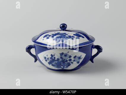 Ciotola coperta con blu polvere e spruzzi di fiori in fan-pannelli sagomati, porcellana ciotola con due S a forma di orecchie modellate a forma di testa di drago, dipinta in underglaze blu. La parete è ricoperta di bleu poudré (polvere blu) con due fan-vani sagomati con rocce e peonia o crisantemo rami. Bleu poudré con blu e bianco., anonimo, Cina, c. 1700 - c. 1724, Qing-dinastia (1644-1912) / Kangxi-periodo (1662-1722) / Yongzheng-periodo (1723-1735), porcellana (materiale), smalto, cobalto (minerali), di vetrificazione, h 7 cm d 14,8 cm d 8,9 cm Foto Stock