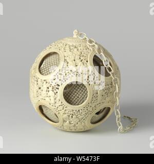 Sfera di avorio con varie openwork sfere concentriche, avorio sfera con tredici fori rotondi. La parete è stata tagliata in rilievo e parzialmente lavorato lontano. Vi sono campi con figure in un paesaggio, al di fuori di questi campi di fiori di vitigni. Attraverso i fori della 'gusci interno' sono visibili, tagliato in diversi disegni geometrici. Nella parte superiore di una catena e in fondo a (scolorito) arancio Pennello., anonimo, Kanton, 1800 - 1825, avorio, taglio, d 16 cm Foto Stock