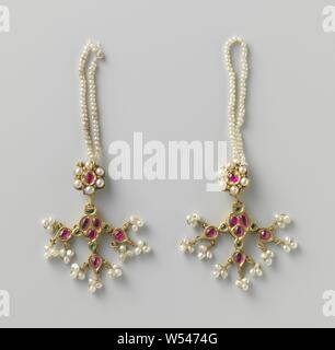 Due paia di orecchini (pipalpati) Coppia di orecchini (pipalpati), una coppia di orecchini (pipalpati o dul) di oro. Nella forma di un filo di perle sul quale pende un rosone dorato, intarsiato con un rosso (?), in pietra circondato da un bordo di 6 perle. Sulla rosetta pende una lamina a forma di ornamento con rosso e verde intarsiato di pietre su cui 3 idem per quelli più piccoli, in cui tre travature di tre perle ciascuna appendere., anonimo, Surat, c. 1750, oro (metallo), perla, h 10.0 cm Foto Stock