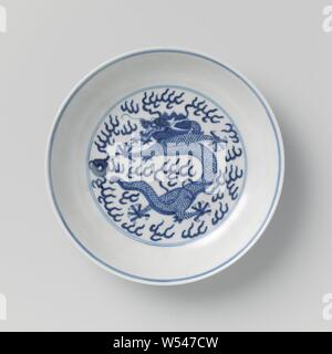 Piattino piatto con perla a caccia di draghi, pirofila con parete rotondo, dipinta in underglaze blu. Cinque artigliato dragon inseguono una perla sul piatto, sulla parete esterna di due a cinque claw draghi con perle. Contrassegnato sul fondo con i sei caratteri del marchio di Imperatore Guangxu. Bianco blu., anonimo, Cina, c. 1875 - c. 1908, Qing-dinastia (1644-1912) / Guangxu-periodo (1875-1908), porcellana (materiale), smalto, cobalto (minerali), di vetrificazione, h 49 cm d 16,8 cm d 9,8 cm. Foto Stock