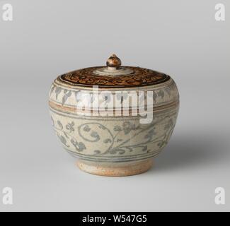 Vaso coperto con cartigli floreali, porcellana coperto jar, dipinta in underglaze blu e marrone su smalto. Sulla parete esterna di una band con cartigli floreali, al di sotto di tre linee orizzontali. Bianco blu., anonimo, Thailandia, c. 1300 - c. 1499, porcellana (materiale), smalto, cobalto (minerali), di vetrificazione, h 6.2 cm d 10,9 cm d 6.3 cm Foto Stock