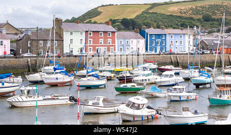 Aberaeron una popolare località balneare in Ceredigion, Wales, Regno Unito Foto Stock