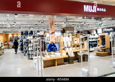 --FILE--i clienti a fare acquisti in un negozio del rivenditore giapponese Muji presso un centro commerciale per lo shopping di Shanghai, Cina, 27 dicembre 2018. La notizia che agenti cancerogeni era stato Foto Stock