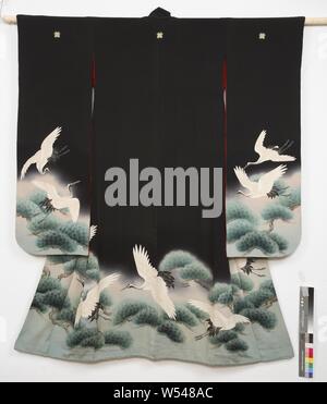 Furisode con pini e gru, formale kimono con maniche lunghe per un celibe giovane donna (furisode), sul fondo delle maniche, fronte e retro decorato con gru volare al di sopra di rami di pino. Nero seta crêpe (chirimen) con yuzen decorazione in bianco, verde, marrone, rosa e blu, con dettagli ricamati degli uccelli. Rosso Fodera in seta. Tre armi della famiglia (MON) da due frecce incrociate piume (yabane)., anonimo, Giappone, 1920 - 1940, seta e ricami, h 152 cm × W 122 cm Foto Stock