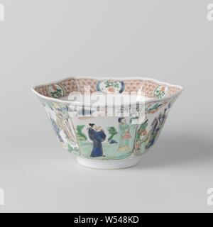 Vaso esagonale con scene di narrazione riguardante Lü Dongbin, esagonale vaso di porcellana con parete di diffusione e bordo dentellato, dipinta in underglaze blu e sullo smalto blu, rosso, verde, giallo, melanzana, nero e oro. L'esterno con una diversa performance narrativa circa Lü Dongbin in ciascuna delle sei sezioni e di antiquariato sulla parte inferiore del bordo sul lato interno con un modello geometrico intervallati con cartouches con fiore spray. Contrassegnato sul fondo con i sei caratteri del marchio di Imperatore Chenghua. Una crepa nel bordo, chip multipli nel bordo, chip nell'anello piede. Famille verte Foto Stock