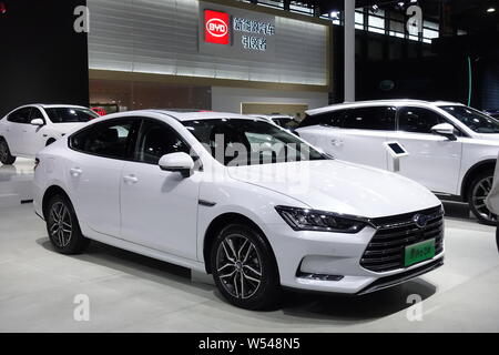 --FILE--le auto elettriche sono in esposizione presso lo stand di BYD durante un'auto show in Cina a Shanghai, 10 ottobre 2018. Leader cinesi veicolo elettrico m Foto Stock