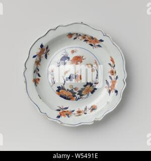 Piattino con granchi, peonia spray e la parte centrale rialzata, pirofila Burro o il piatto con la parte centrale rialzata e bordo dentellato, dipinta in underglaze blu e sullo smalto rosso e oro. Sul ripiano di un medaglione con due granchi e peonia rami, la parete con quattro fiori spray. Imari cinese., anonimo, Cina, c. 1730 - c. 1850, Qing-dinastia (1644-1912) / Yongzheng-periodo (1723-1735) / Qianlong-periodo (1736-1795), porcellana (materiale), smalto, oro (metallo), la vetrificazione, h 3.2 cm d 23,2 cm d 13,4 cm Foto Stock