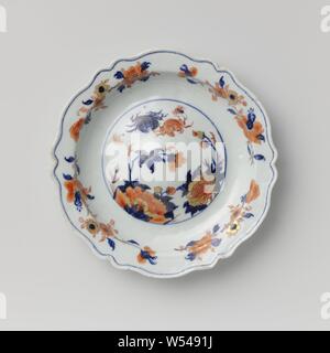 Piattino con granchi, peonia spray e la parte centrale rialzata, pirofila Burro o il piatto con la parte centrale rialzata e bordo dentellato, dipinta in underglaze blu e sullo smalto rosso e oro. Sul ripiano di un medaglione con due granchi e peonia rami, la parete con quattro fiori spray. Imari cinese., anonimo, Cina, c. 1730 - c. 1850, Qing-dinastia (1644-1912) / Yongzheng-periodo (1723-1735) / Qianlong-periodo (1736-1795), porcellana (materiale), smalto, oro (metallo), la vetrificazione, h 3.2 cm d 23,2 cm d 13,3 cm Foto Stock