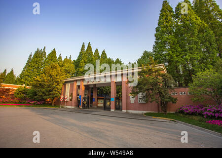 --FILE--Vista del cancello principale di Fudan University in Cina a Shanghai, 24 aprile 2017. La Fudan University il Jan 23 inchiostrato una partnership strategica con la C Foto Stock