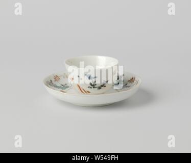 Tazza e piattino con losanghe e piante fiorite, tazza di porcellana con piattino con leggermente svasato a parete, dipinta su smalto nel blu, rosso, verde, melanzana, nero e oro. Sulla piastra del piatto un ramo di fiori in un medaglione, tre volte due diamanti su medaglione. Tra le finestre una fioritura delle piante e un ramo di fiori. Il bicchiere con la stessa decorazione. Smalto incrinato. Il piatto è stato rotto. Imari., anonimo, Giappone, c. 1800, Edo-periodo (1600-1868), porcellana (materiale), smalto, cobalto (minerale), oro (metallo), la vetrificazione, h 4 cm h 3.6 cm d 5.9 cm d 2,5 cm h 2.1 cm d 10,8 cm d 5,6 cm Foto Stock