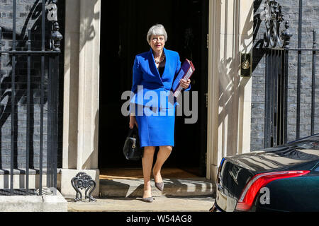 Il primo ministro della Gran Bretagna, Theresa Maggio lascia 10 di Downing Street per la House of Commons per rispondere a Primo Ministro domande per il tempo finale prima di consegnare le sue dimissioni alla regina in Westminster, London . Foto Stock