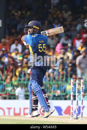 Luglio 26, 2019, Colombo, provincia occidentale, Sri Lanka: dello Sri Lanka cricketer Kusal Perera gioca un colpo durante la prima Giornata internazionale della partita di cricket tra Sri Lanka e del Bangladesh al R.Premadasa Stadium a Colombo in data 26 luglio 2019. Credito: Pradeep Dambarage/ZUMA filo/Alamy Live News Foto Stock