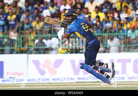 Luglio 26, 2019, Colombo, provincia occidentale, Sri Lanka: dello Sri Lanka cricketer Kusal Perera gioca un colpo durante la prima Giornata internazionale della partita di cricket tra Sri Lanka e del Bangladesh al R.Premadasa Stadium a Colombo in data 26 luglio 2019. Credito: Pradeep Dambarage/ZUMA filo/Alamy Live News Foto Stock