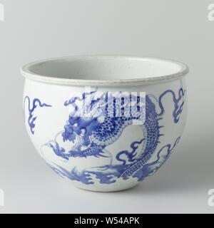 Vaso di fiori con due pearl a caccia di draghi e due di carpe, porcellana fiore vaso con corpo arrotondato e bordo piatto, dipinta in underglaze blu. Sul muro due volte una perla a caccia di drago e due carpa tra onde, un doppio cerchio sul fondo. Bianco blu., anonimo, Cina, c. 1800 - c. 1899, Qing-dinastia (1644-1912), porcellana (materiale), smalto, cobalto (minerali), di vetrificazione, h 16.5 cm d 22,4 cm d 9 cm Foto Stock