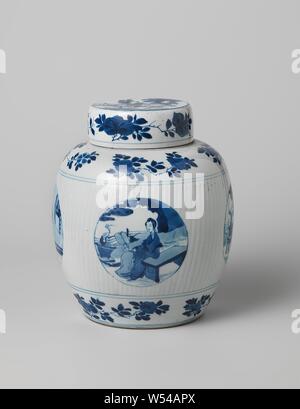 Ovoidale vaso coperto con lati scanalati e figure in medaglioni, coperchio piatto di uova a forma di coperchio di porcellana pot, dipinta in underglaze blu. Sul bordo del coperchio con rami di frutta (pesche), il lato superiore con tre ragazzi di riproduzione (stolti) in un giardino recintato. Bianco blu., anonimo, Cina, c. 1700 - c. 1724, Qing-dinastia (1644-1912) / Kangxi-periodo (1662-1722) / Yongzheng-periodo (1723-1735), porcellana (materiale), smalto, cobalto (minerale), la vetrificazione, d 11 cm × h 3,8 cm Foto Stock