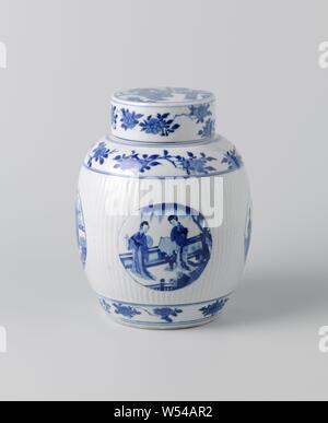 Ovoidale vaso coperto con lati scanalati e figure in medaglioni, uova a forma di vaso di porcellana con parete nervata e coperchio piatto, dipinta in underglaze blu. Quattro medaglioni sono state salvate nella parete nervata con donne cinesi (lungo le linee) in un giardino con alberi e rocce o in un interno, ballare o giocare a 'go'. Una band con spruzzi di fiori intorno al piede e alla spalla. Il bordo del coperchio con fiore spray, la parte superiore con tre studiosi ed un servo su una terrazza recintata. Contrassegnato sulla parte inferiore con il piano orizzontale di sei caratteri del marchio imperatore Chengua in un doppio cerchio. Bianco blu., anonimo, Cina Foto Stock