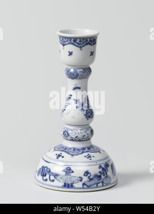 Coppia di candelieri, Candelabro con antichità, fiore spray e cartigli floreali, candelabro di porcellana su un piede alto e balaustra-voce sagomato, dipinta in underglaze blu. Sul piede di una band con pezzi di antiquariato (confezionati qin, incenso bruciatore, vaso con penne di pavone, scettro, libri, cartigli go). Al di sopra e sul bordo di una band con motivi ruyi. Lo stelo con fiore spray (Aster, bella carnation) e farfalle. Al di sotto di un addensamento con vitigni floreali. Sotto il candelabro, un addensamento con 'rana gola dell' interrotta da cartouches con un fiore salvato in uno sfondo blu. Bianco blu Foto Stock