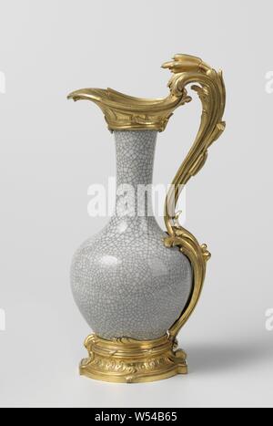 Ewer vaso ovoidale con un bronzo dorato mount, Uovo a forma di vaso di porcellana, coperto con un crackled, smalto grigio. Il vaso è impostato in una successiva bronzo dorato telaio (ca. 1755-60) con foglie di vite e fiori (acanto, iris), rendendo possibile utilizzare il vaso come una brocca. Monocromi, ornamento derivata da forme vegetali, anonimo, Cina, c. 1755 - c. 1760 e/o c. 1725 - c. 1740, Qing-dinastia (1644-1912) / Yongzheng-periodo (1723-1735) / Qianlong-periodo (1736-1795), porcellana (materiale), smalto, montuur, vetrificazione, h 18 cm × W 13,9 cm × d 10,9 cm w 9,7 cm × d 8,7 cm Foto Stock