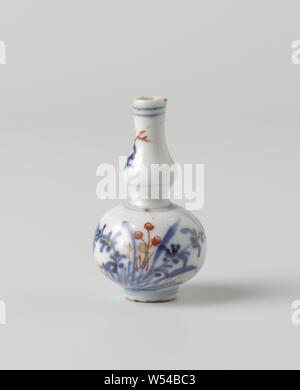 Doppia in miniatura-gourd Vaso bottiglia con fiore spray, bottiglia a forma di vaso in miniatura di porcellana con calabash-corpo sagomato, dipinta in underglaze blu e sullo smalto rosso e oro. Un gruppo di piante fiorite sul muro, il collo con due fiori spray. Bianco blu., anonimo, Cina, c. 1675 - c. 1724, Qing-dinastia (1644-1912) / Kangxi-periodo (1662-1722) / Yongzheng-periodo (1723-1735), porcellana (materiale), smalto, cobalto (minerale), Rame (metallo), oro (metallo), la vetrificazione, h 5,9 cm d 0,5 cm d 3.5 cm d 1 cm Foto Stock