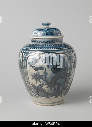 Ovoidale vaso coperto con piante fiorite in pannelli e bordi ornamentali, di copertura a forma di uovo ricoperto di porcellana pot, dipinta in underglaze blu. Decorate con due lobi con cartouches di piante fiorite, fiore vigne in tra. Una crepa nel coperchio. Bianco blu., anonimo, Giappone, c. 1680 - c. 1700, Edo-periodo (1600-1868), porcellana (materiale), smalto, cobalto (minerali), di vetrificazione, h 14 cm × d 6,4 cm Foto Stock