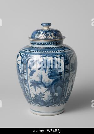 Ovoidale vaso coperto con un uccello su una roccia e piante fiorite in pannelli di copertura a forma di uovo ricoperto di porcellana pot, dipinta in underglaze blu. Sul muro due cartouches dentellato con la fioritura delle piante (peonia) vicino a una roccia. Fiore stilizzato vigneti tra la cartouches. Un fiore stilizzato sul bud. Il coperchio è stato rotto. Bianco blu., anonimo, Giappone, c. 1650 - c. 1680, Edo-periodo (1600-1868), porcellana (materiale), smalto, cobalto (minerali), di vetrificazione, h 6,8 cm × d 13,5 cm Foto Stock