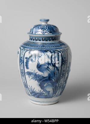 Ovoidale vaso coperto con un uccello su una roccia e piante fiorite in pannelli, a forma di uovo ricoperto di porcellana pot, underglaze dipinte di blu. Sul ventre quattro cartouches dentellato con in due un uccello su una roccia nei pressi di piante (pino, bambù), nelle altre due una fioritura delle piante (peonia) vicino a una roccia. Fiore stilizzato vigneti tra la cartouches. Una fascia decorativa sulla spalla e collo. Bianco blu., anonimo, Giappone, c. 1650 - c. 1680, Edo-periodo (1600-1868), porcellana (materiale), smalto, cobalto (minerali), di vetrificazione, h 27.4 cm d 12,8 cm d 21,6 cm d 11,7 cm Foto Stock