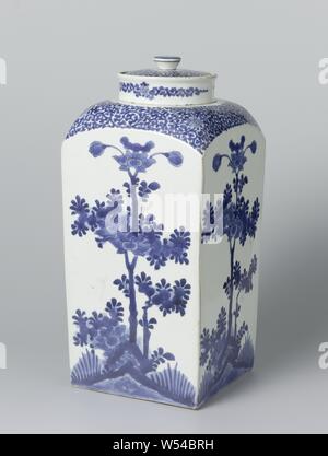 Bottiglia quadrata con cartigli e alberi in fiore nei pressi di rocce, bottiglia quadrata di porcellana dipinta in underglaze blu. Su ciascuna delle quattro pareti una fioritura albero vicino a una roccia. "Karakusa viticci' sulla spalla tonda. Il collo con un fiore di tendine per due volte. Il coperchio piatto con 'karakusa viticci' e un fiore stilizzato sul coperchio appiattita manopola. Il coperchio probabilmente non appartengono a questa bottiglia. Il bordo della bottiglia è stata ripristinata. Arita, Kakiemon in blu e bianco., anonimo, Giappone, c. 1680 - c. 1710, Edo-periodo (1600-1868), porcellana (materiale), smalto, cobalto (minerali), di vetrificazione, h 34,2 cm Foto Stock